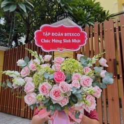 Hộp hoa chúc mừng tú cầu và hoa hồng